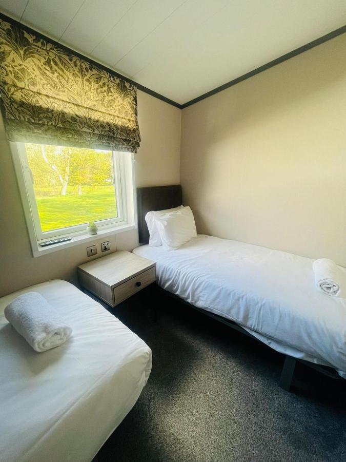 Evergreen Lodge With Hot Tub ยอร์ค ภายนอก รูปภาพ