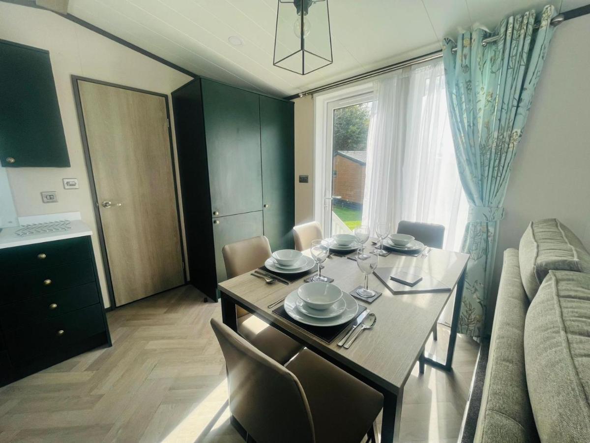 Evergreen Lodge With Hot Tub ยอร์ค ภายนอก รูปภาพ
