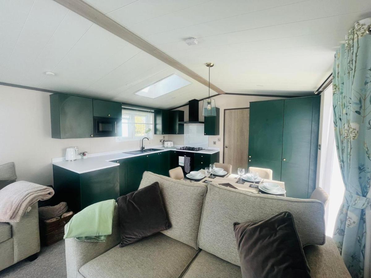 Evergreen Lodge With Hot Tub ยอร์ค ภายนอก รูปภาพ